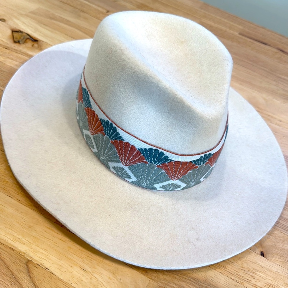 NWT Wool Brim Hat (Shell design) ✨